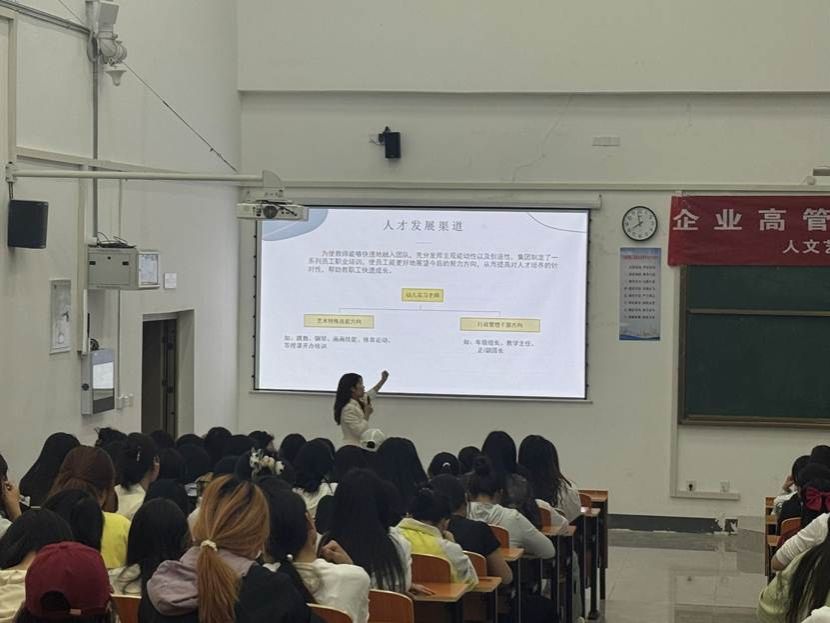 会议室里的人们 AI 生成的内容可能不正确。