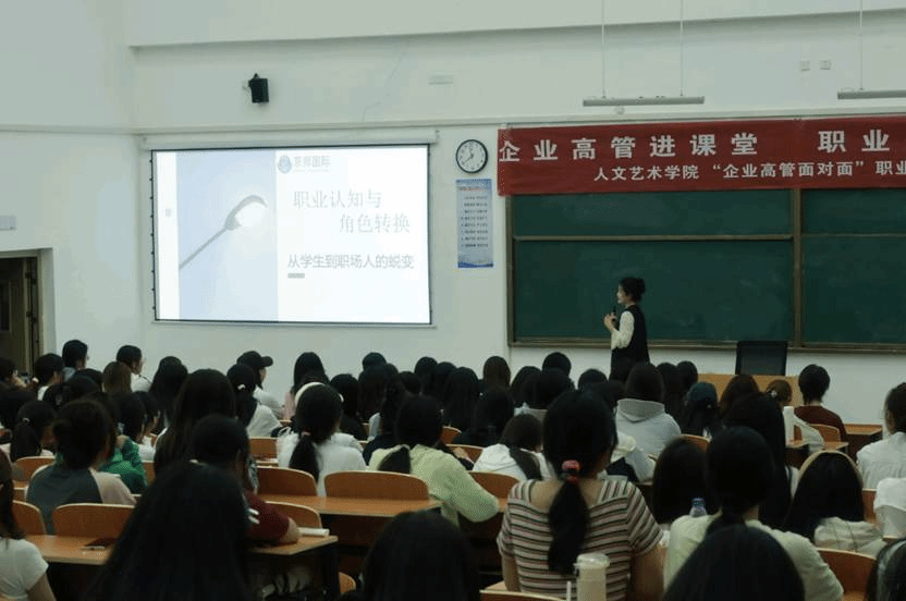 会议室里的人们 AI 生成的内容可能不正确。