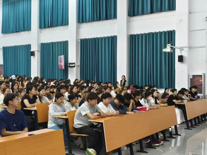 人们在看台上的人群 AI 生成的内容可能不正确。
