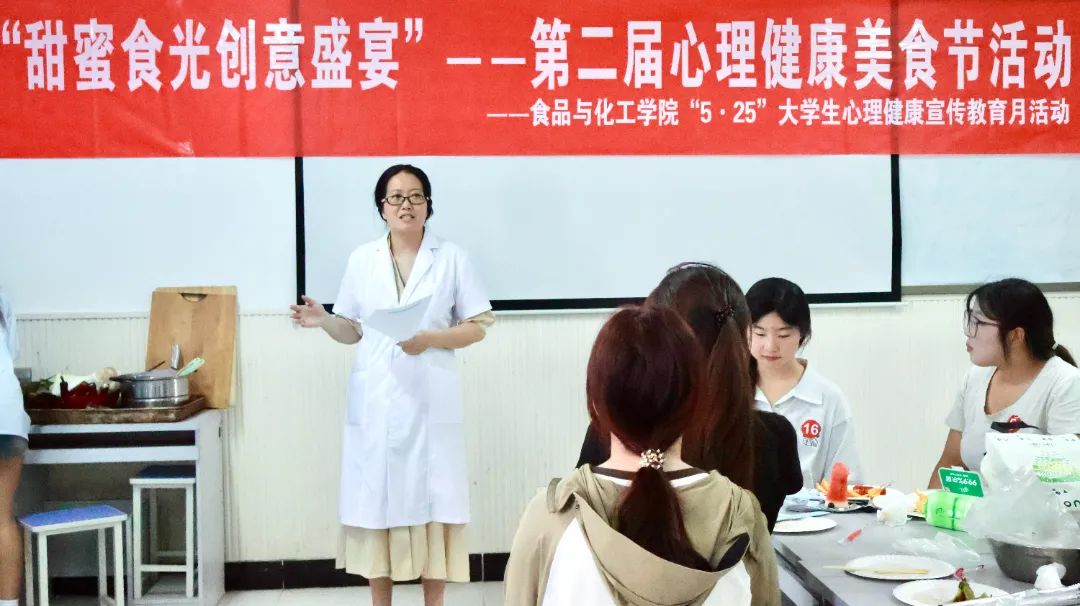 老师讲解冰激凌制作.jpg