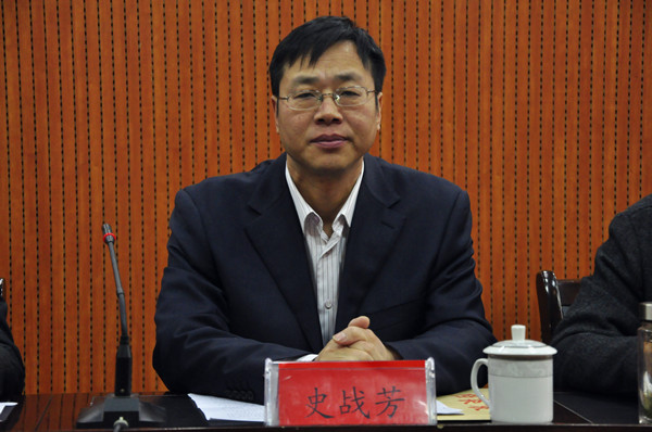 校领导史战芳,白君堂,葛长龙,张晓东,刘明山,姜葆亮出席会议,学校中层