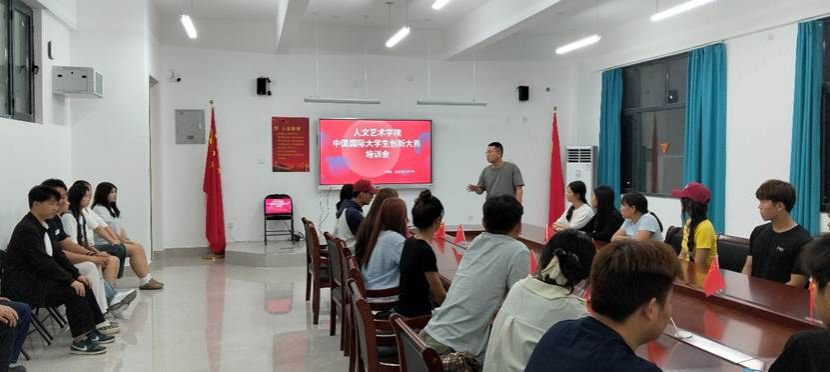 大厅里的人们 AI 生成的内容可能不正确。
