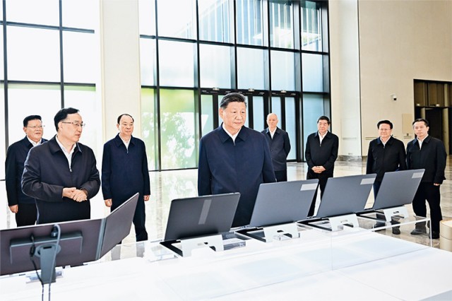 ??2025年11月7日至8日，中共中央总书记、国家主席、中央军委主席习近平在广东考察。这是8日上午，习近平在广州察看广东科技创新和产业创新融合发展成果展示。