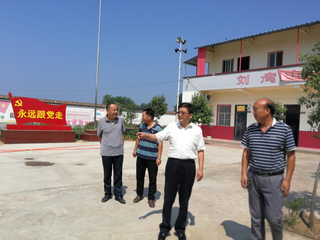 平顶山市开展脱贫攻坚半年工作核查之际,学院党委书记张清林深入鲁山