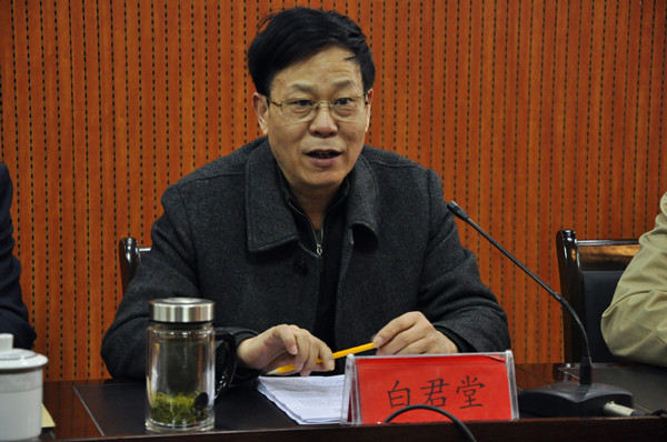 校领导史战芳,白君堂,葛长龙,张晓东,刘明山,姜葆亮出席会议,学校中层