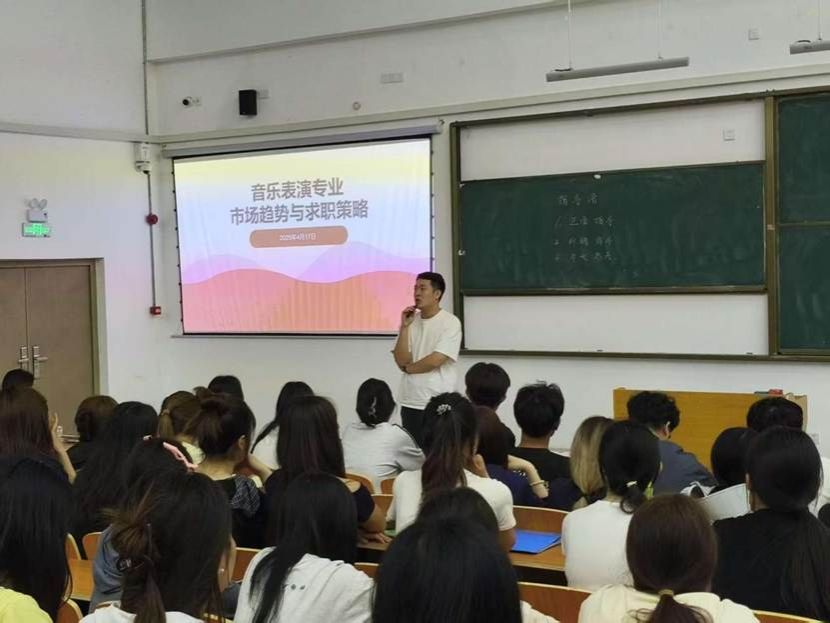 一群人在开会 AI 生成的内容可能不正确。