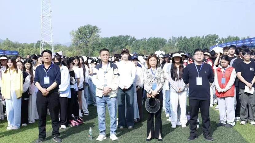 一群人站在一起合影 AI 生成的内容可能不正确。