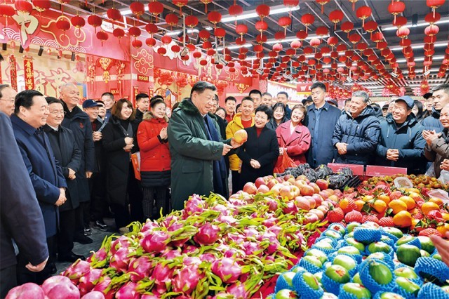 ??2025年1月22日至24日，中共中央总书记、国家主席、中央军委主席习近平冒着严寒来到辽宁，看望慰问基层干部群众。这是23日上午，习近平在沈阳大东副食品商场考察时，同店主和顾客亲切交流。